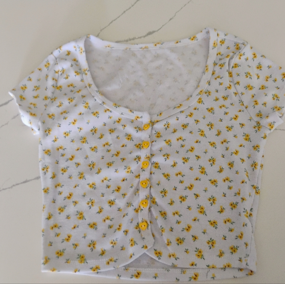 White cropped floral pattern shirt with heart buttons